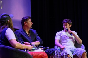 40. TNF: Dzień 6 (27.05.26) - Na scenie Ryszard Jaźwiński prowadzący spotkanie twórcami filmu "Brat", reżyserem Maciejem Sobieszczańskim i odtwórcą głównej roli Filipem Wiłkomirskim