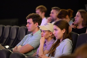40. TNF: Dzień 6 (27.05.26) - W sali kinowej widzowie podczas spotkania ze współscenarzystą filmu "Nie ma duchów w mieszkaniu na Dobrej" - Kamilem Marczakiem