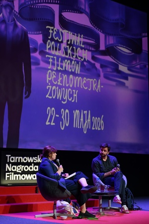 40. TNF: Dzień 7 (28.05.26) - Na scenie Marzenia Diana Dąbrowska, prowadząca spotkanie po projekcji "Ministrantów" i reżyser Piotr Domalewski odpowiadający na pytania