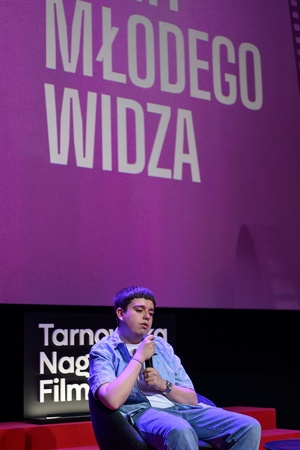 40. TNF: Dzień 7 (28.05.26) - Na scenie Marzenia aktor Maciej Karaś odpowiadający na pytania z sali podczas spotkania z najmłodszymi widzami