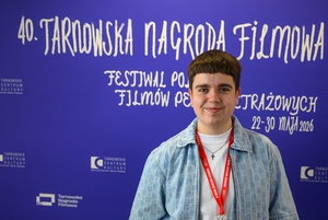 40. TNF: Dzień 7 (28.05.26) - W hall Marzenia na ściance festiwalowej pozujący do zdjęcia Maciej Karaś, odtwórca głównej roli w filmie "Za duży na bajki 3"