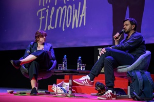 40. TNF: Dzień 7 (28.05.26) - Na scenie Marzenia Diana Dąbrowska, prowadząca spotkanie po projekcji "Ministrantów" i reżyser Piotr Domalewski odpowiadający na pytania