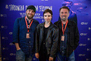 40. TNF: Dzień 7 (28.05.26) - W hallu Marzenia na ściance festiwalowej pozujący do zdjęcia twórcy filmu "Pojedynek" (od lewej): reżyser Łukasz Palkowski, aktora Anna Próchniak, producent Marek Nowowiejski