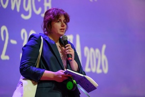 40. TNF: Dzień 7 (28.05.26) - Na scenie Marzenia Diana Dąbrowska zapraszająca widzów na spotkanie z twórcami filmu "Pojedynek"