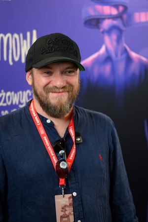 40. TNF: Dzień 7 (28.05.26) - W hallu Marzenia na ściance festiwalowej pozujący do zdjęcia reżyser filmu "Pojedynek" - Łukasz Palkowski