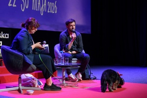 40. TNF: Dzień 7 (28.05.26) - Na scenie Marzenia Diana Dąbrowska, prowadząca spotkanie po projekcji "Ministrantów" i reżyser Piotr Domalewski odpowiadający na pytania