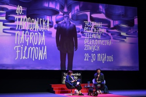 40. TNF: Dzień 7 (28.05.26) - Na scenie Marzenia Diana Dąbrowska, prowadząca spotkanie po projekcji "Ministrantów" i reżyser Piotr Domalewski