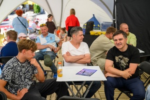 40. TNF: Dzień 8 (29.05.26) - Filmowy Rynek: uczestnicy quizu wiedzy o polskim kinie w namiocie festiwalowym