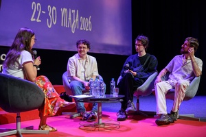 40. TNF: Dzień 8 (29.05.26) - Na scenie Marzenia Kaja Łuczyńska i reżyserzy Jakub Prysak („Bez reszty” ), Wojtek Węglarz („Bloodline”) i Paweł J.J. Modzelewski („O Świecenie!”) podczas spotkania z publicznością po projekcji krótkich metraży