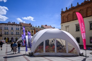 40. TNF: Dzień 8 (29.05.26) - Filmowy Rynek: widok na namiot festiwalowy