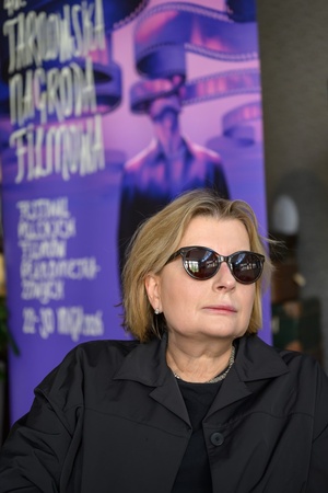 40. TNF: Dzień 8 (29.05.26) - Na tle ścianki festiwalowej przewodnicząca Jury 40. TNF reżyserka Małgorzata Imielska