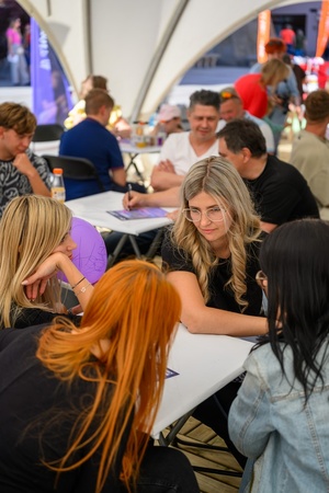 40. TNF: Dzień 8 (29.05.26) - Filmowy Rynek: uczestnicy quizu wiedzy o polskim kinie w namiocie festiwalowym