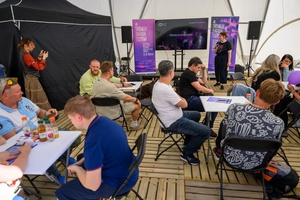 40. TNF: Dzień 8 (29.05.26) - Filmowy Rynek: uczestnicy quizu wiedzy o polskim kinie w namiocie festiwalowym