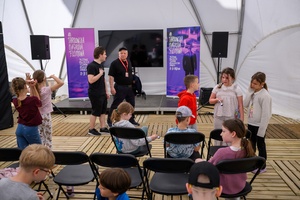 40. TNF: Dzień 8 (29.05.26) - Filmowy Rynek: dzieci przybywające do namiotu na warsztat animacji filmowej