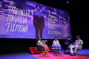40. TNF: Dzień 8 (29.05.26) - Na scenie Marzenia Kaja Łuczyńska i reżyserzy Jakub Prysak („Bez reszty” ), Wojtek Węglarz („Bloodline”) i Paweł J.J. Modzelewski („O Świecenie!”) podczas spotkania z publicznością po projekcji krótkich metraży