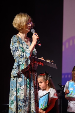 40. TNF: Gala Wręczenia Nagród - Na scenie Marzenia Dagmara Romanowska w imieniu producenta Piotra Krzywki odbiera statuetkę Maszkaronka