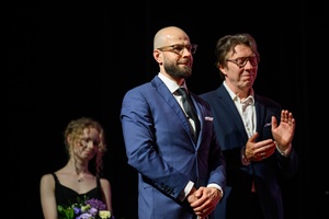 40. TNF: Gala Wręczenia Nagród - Na scenie Marzenia (od lewej): wolontariuszka 40. TNF, Prezes Gemini Park Tarnów Krzysztof Kryczka i juror Daniel Bloom