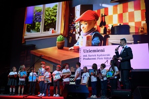 40. TNF: Gala Wręczenia Nagród - Na scenie Marzenia Jury Dziecięce 40. TNF wraz z opiekunkami po odczytaniu werdyktu