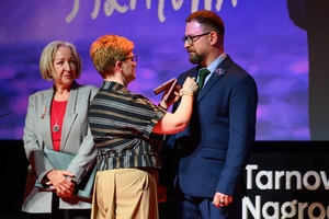 40. TNF: Gala Wręczenia Nagród - Na scenie Marzenia posłanka na Sejm RP Urszula Augustyn przypinająca odznakę "Zasłużony dla Kultury Polskiej" Marcinowi Dąbkowi