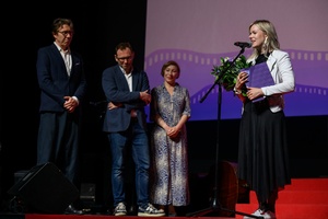 40. TNF: Gala Wręczenia Nagród - Na scenie Marzenia wyróżniona za film "Dziecko z pyłu" reżyserka Weronika Mliczewska, w tle jurorzy 40. TNF: Daniel Bloom, Krzysztof Kwiatkowski, Ewa Łepecka