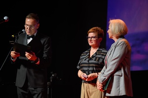 40. TNF: Gala Wręczenia Nagród - Na scenie Marzenia posłanka na Sejm RP Urszula Augustyn, Dyrektor TCK Tomasz Kapturkiewicz i Maria Wardyń