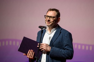40. TNF: Gala Wręczenia Nagród - Na scenie Marzenia juror Krzysztof Kwiatkowski odczytujący uzasadnienie przyznania Nagrody Specjalnej ufundowanej przez Gemini Park Tarnów