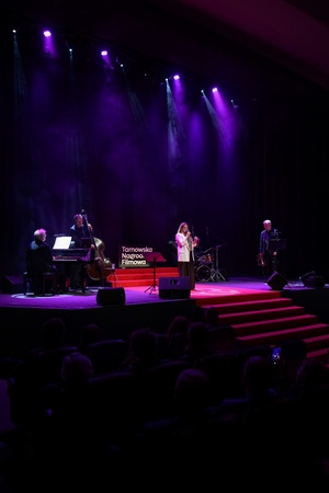 40. TNF: Gala Wręczenia Nagród - Na scenie Marzenia trio Andrzeja Jagodzińskiego z wokalistką Agnieszką Wilczyńską i trębaczem Robertem Majewskim występujący na zakończenie Gali