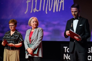 40. TNF: Gala Wręczenia Nagród - Na scenie Marzenia posłanka na Sejm RP Urszula Augustyn oraz odznaczeni Maria Wardyń i Sebastian Szafarz