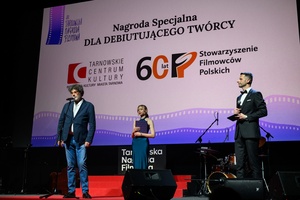 40. TNF: Gala Wręczenia Nagród - Na scenie Marzenia (od lewej): Grzegorz Łoszewski - Prezes Stowarzyszenia Filmowców Polskich, Dyrektorka Tarnowskiej Nagrody Filmowej - Magdalena Piątek i prowadzący Galę Sebastian Szafarz przed ogłoszeniem Nagrody za Debiut ufundowanej przez TCK i SFP