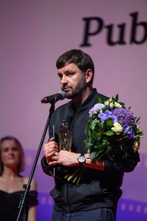 Na scenie Marzenia reżyser filmu "Ministranci" nagrodzony statuetką Publika dziękujący widzom za nagrodę