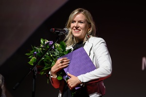 40. TNF: Gala Wręczenia Nagród - Na scenie Marzenia wyróżniona za film "Dziecko z pyłu" reżyserka Weronika Mliczewska dziękująca jurorom
