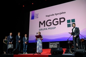 40. TNF: Gala Wręczenia Nagród - Na scenie Marzenia (od lewej): Prezes MGGP S.A. Paweł Grad, Daniel Bloom, Krzysztof Kwiatkowski, odczytująca uzasadnienie przyznania Nagrody Specjalnej ufundowanej przez MGGP S.A. - Ewa Łepecka i prowadzący Galę Sebastian Szafarz