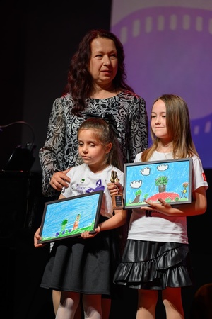 40. TNF: Gala Wręczenia Nagród - Na scenie Marzenia część Jury Dziecięcego z rysunkami dla producenta wygranej bajki w konkursie Filmy Młodego Widza