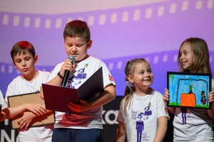 40. TNF: Gala Wręczenia Nagród - Na scenie Marzenia przedstawiciel Jury Dziecięcego 40. TNF ogłasza, że najlepszym filmem animowanym została bajka "Uziemieni"