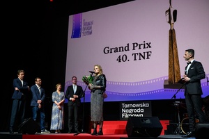 40. TNF: Gala Wręczenia Nagród - Na scenie Marzenia współproducentka filmu "Franz Kafka", Alicja Jagodzińska, wypowiadająca podziękowania za przyznanie Grand Prix 40. TNF w imieniu Agnieszki Holland