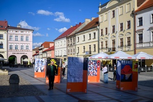 Wystawa: Konfrontacje Plakatu Studenckiego - Publiczność oglądająca wystawę na tarnowskim Rynku.