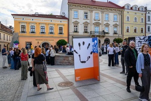 Wystawa: Konfrontacje Plakatu Studenckiego - Publiczność oglądająca wystawę na tarnowskim Rynku.