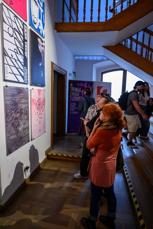 Wystawa: Konfrontacje Plakatu Studenckiego - Publiczność oglądająca plakaty na wystawie.