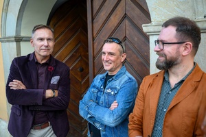 Wystawa: Konfrontacje Plakatu Studenckiego - Dyrektor Tarnowskiego Centrum Kultury Tomasz Kapturkiewicz i pracownicy TCK: Artur Janus, Marcin Dąbek