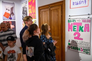 Wystawa: Konfrontacje Plakatu Studenckiego - Publiczność oglądająca plakaty na wystawie.