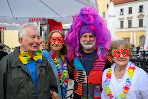Starówka Jazz Festival - Zygi Jazz Band / Leliwa Jazz Band - Muzycy jazzowi grający na instrumentach podczas radosnego marszu z Rynku do Amfiteatru w Tarnowie w otoczeniu mieszkańców.