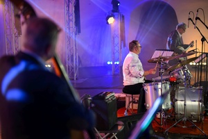 Starówka Jazz Festival - Zygi Jazz Band / Leliwa Jazz Band - Koncert jazzowy w Amfiteatrze w Tarnowie – widok na scenę i zgromadzoną publiczność.