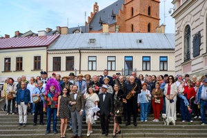 Starówka Jazz Festival - Zygi Jazz Band / Leliwa Jazz Band - Muzycy jazzowi grający na instrumentach podczas radosnego marszu z Rynku do Amfiteatru w Tarnowie w otoczeniu mieszkańców.