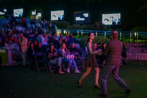 Starówka Jazz Festival - Zygi Jazz Band / Leliwa Jazz Band - Koncert jazzowy w Amfiteatrze w Tarnowie – widok na scenę i zgromadzoną publiczność.