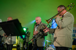 Starówka Jazz Festival – Enerjazzer / Slavia Dixieland Band - Koncert jazzowy w Amfiteatrze w Tarnowie – widok na scenę i zgromadzoną publiczność.