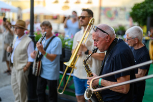 Starówka Jazz Festival – Enerjazzer / Slavia Dixieland Band - Muzycy jazzowi grający na instrumentach podczas radosnego marszu z Rynku do Amfiteatru w Tarnowie w otoczeniu mieszkańców.