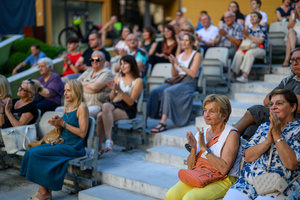 Starówka Jazz Festival – Enerjazzer / Slavia Dixieland Band - Koncert jazzowy w Amfiteatrze w Tarnowie – widok na scenę i zgromadzoną publiczność.