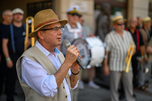 Starówka Jazz Festival – Enerjazzer / Slavia Dixieland Band - Muzycy jazzowi grający na instrumentach podczas radosnego marszu z Rynku do Amfiteatru w Tarnowie w otoczeniu mieszkańców.