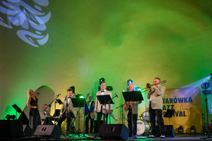 Starówka Jazz Festival – Enerjazzer / Slavia Dixieland Band - Koncert jazzowy w Amfiteatrze w Tarnowie – widok na scenę i zgromadzoną publiczność.
