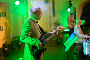 Starówka Jazz Festival – Enerjazzer / Slavia Dixieland Band - Koncert jazzowy w Amfiteatrze w Tarnowie – widok na scenę i zgromadzoną publiczność.